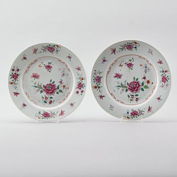 TALLRIKAR, 1 par, porslin, Kina, Qianlong 1736-1795.