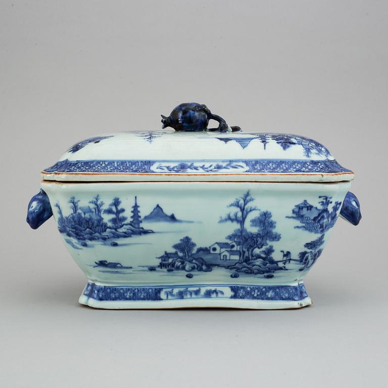 A blue and white tureen and a serving dish, Qing dynasty, Qianlong (1736-95).