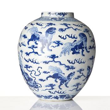 A blue and white 'buddhist' lion jar, Qing dynasty, 19th century.
