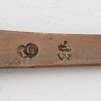 A serving spoon by Isak Gråsten (1770-1821), Wedevågs bruk.