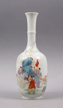 VAS, porslin, Kina. 1900-talets första hälft.