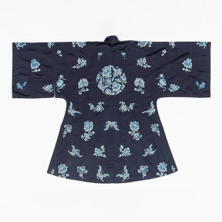 A Chinese silk robe, early 20th century.