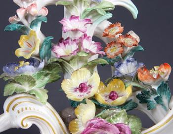 BORDSPENDYL OCH KANDELABRAR, 2+1 delar, porslin, Meissen, rokokostil.