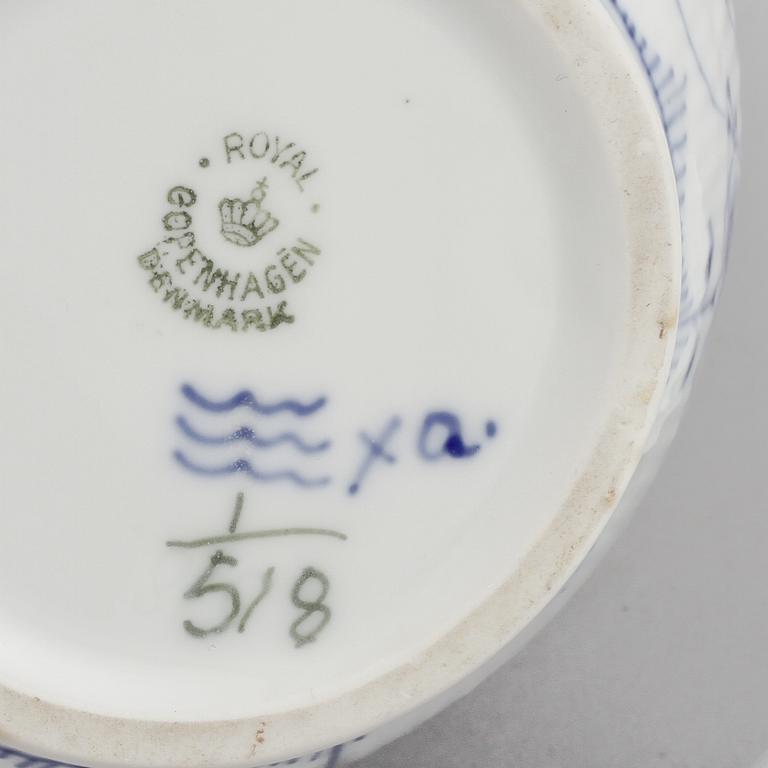 KAFFESERVIS, 35 delar, porslin,  "Musselmalet", Royal Copenhagen, 1900-talets andra hälft.