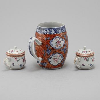 CREMEKOPPAR, ett par samt MUGG, porslin, Kina, 1700-tal.