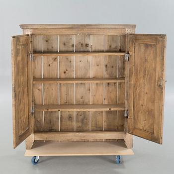 A cabinet, 19th century.