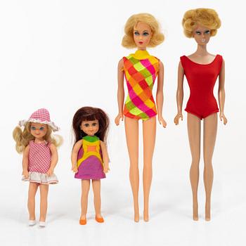 Barbies, 2 st, samt Chris och Tutti, med kläder och accessoarer, Mattel, 1960-1970-tal.