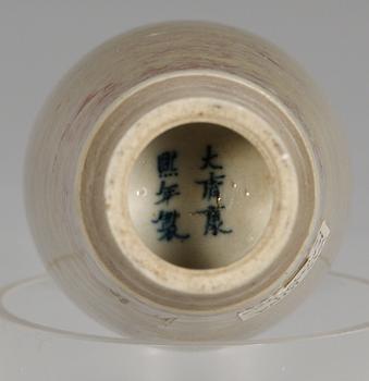 A 'Peachbloom' glazed amphora vase, Qing dynasty (1644-1912) with Kangxi´s six character mark.