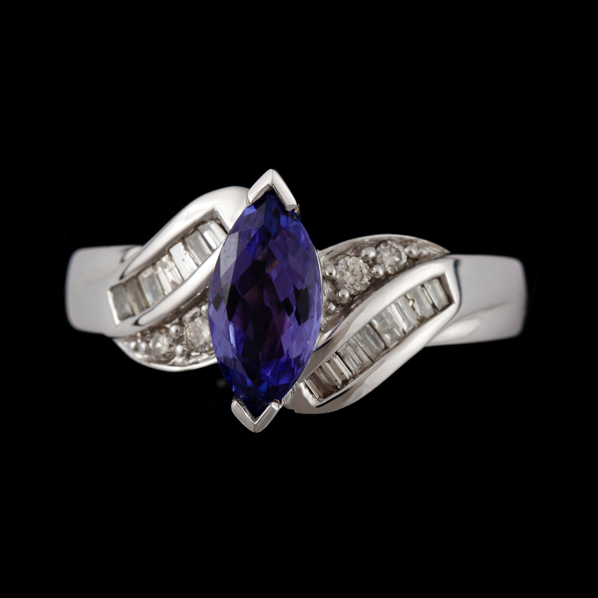 RING, 14k guld med navettslipad tanzanit och 4 briljant- samt 16 baguettslipade diamanter. Vikt ca 4,4 gram.