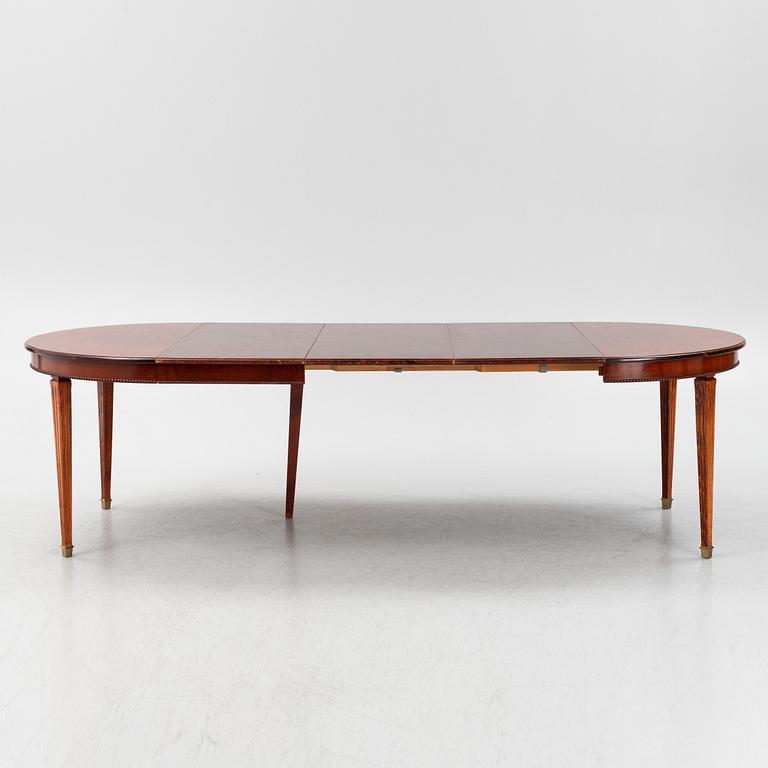 A mahogany veneered dining table, 20th Century.