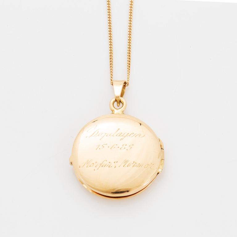 18K gold locket, with chain.