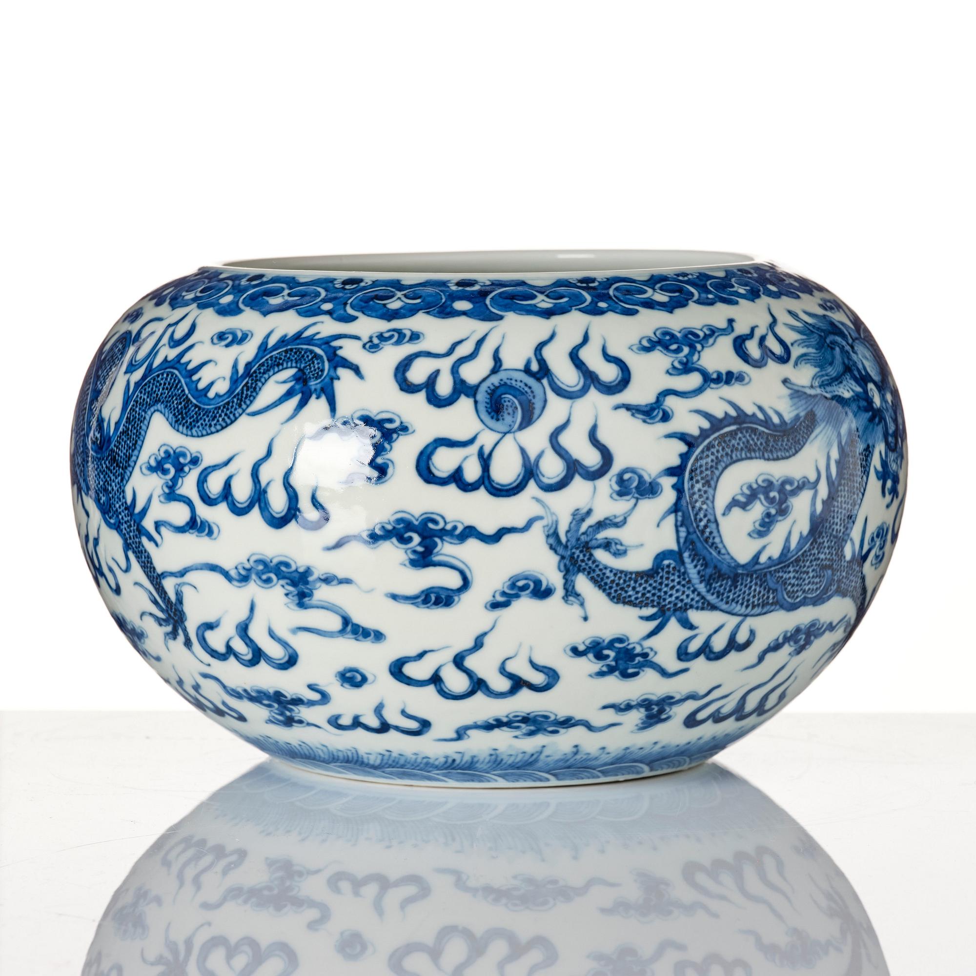 A blue and white jardiniere, late Qing dynasty.