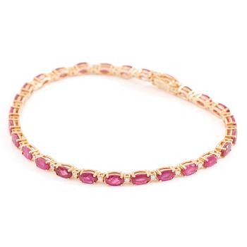 Bracelet 18K gold with rubies and brilliant-cut diamonds.