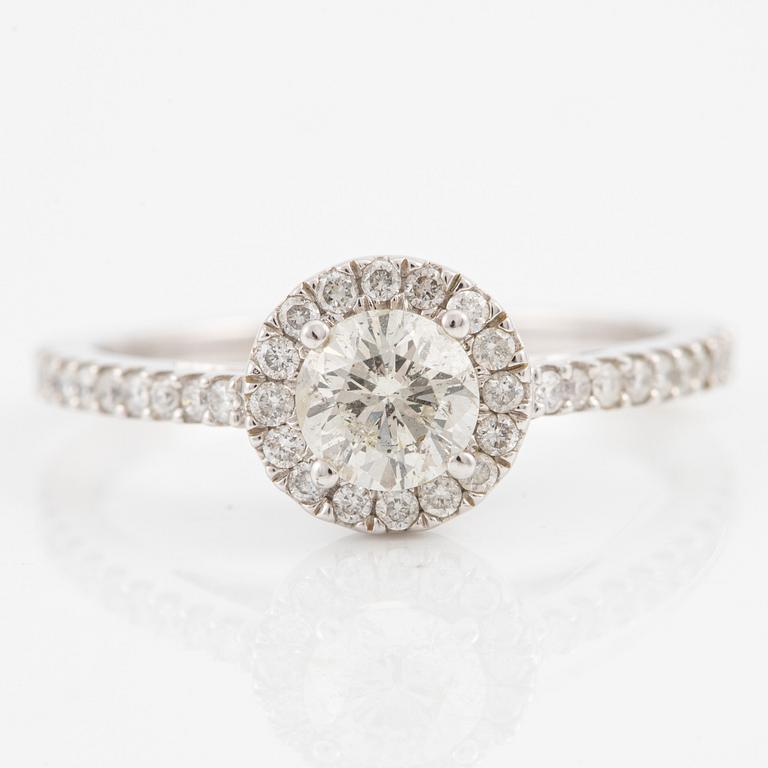 Ring, 14K white gold with brilliant-cut diamonds.