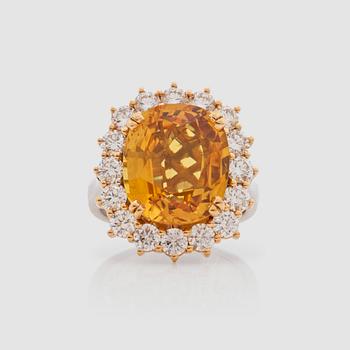 1290. A yellow sapphire, 7.50 cts and brilliant-cut diamond ring.