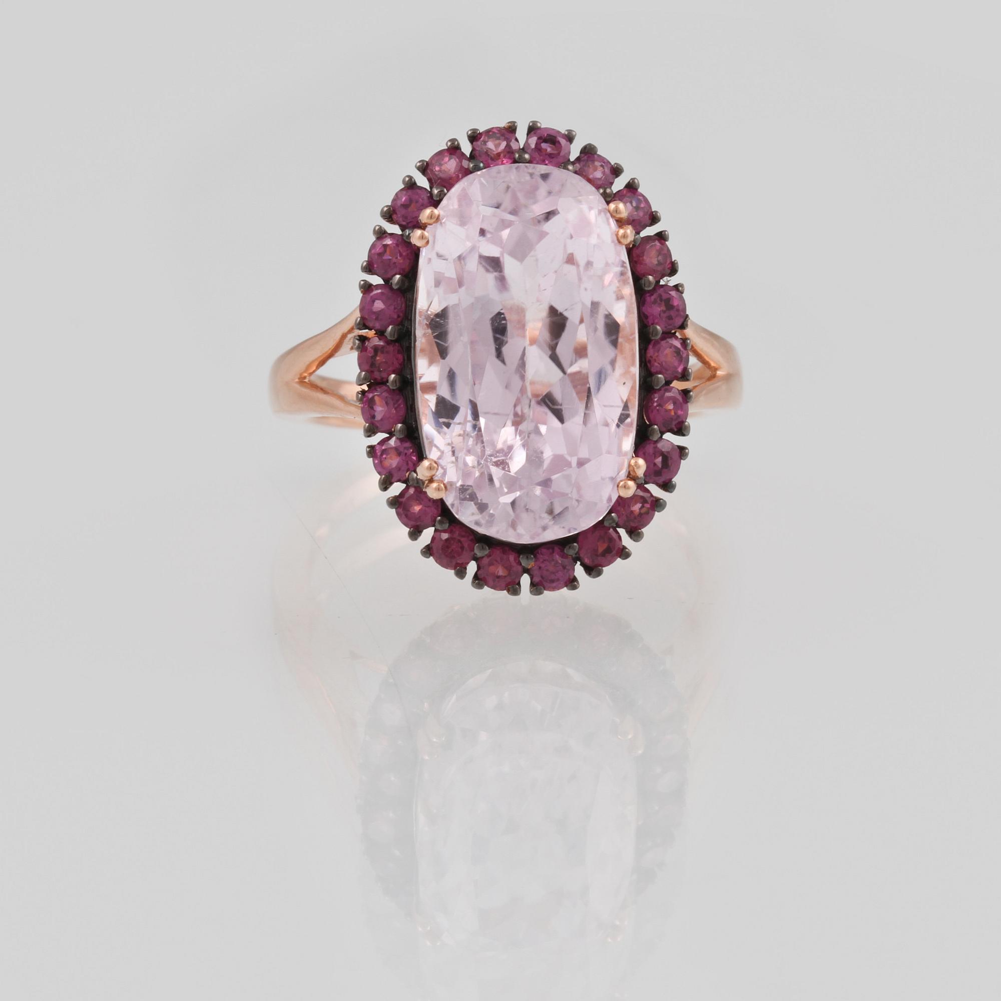 RING, 18K guld med ovalslipad kunzit ca 12.40 ct samt fasettslipade rosa safirer ca 1.15 ct. Vikt 7,2 gram.