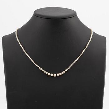 Necklace, with graduated pearls and an 18K white gold clasp with diamonds.