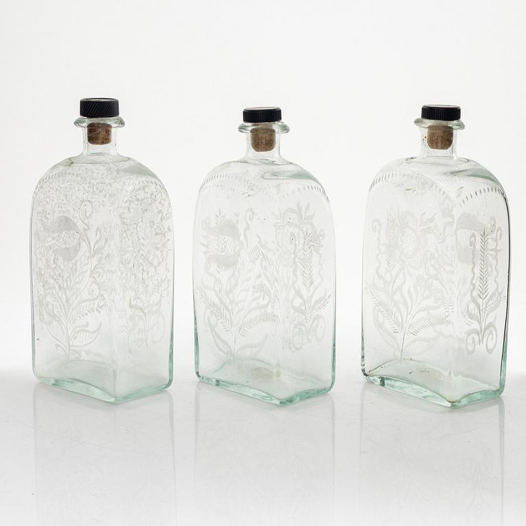 Brännvinsflaskor, 3 st, i schatull, Cederbergs Glasbruk, 1800-talets första hälft.