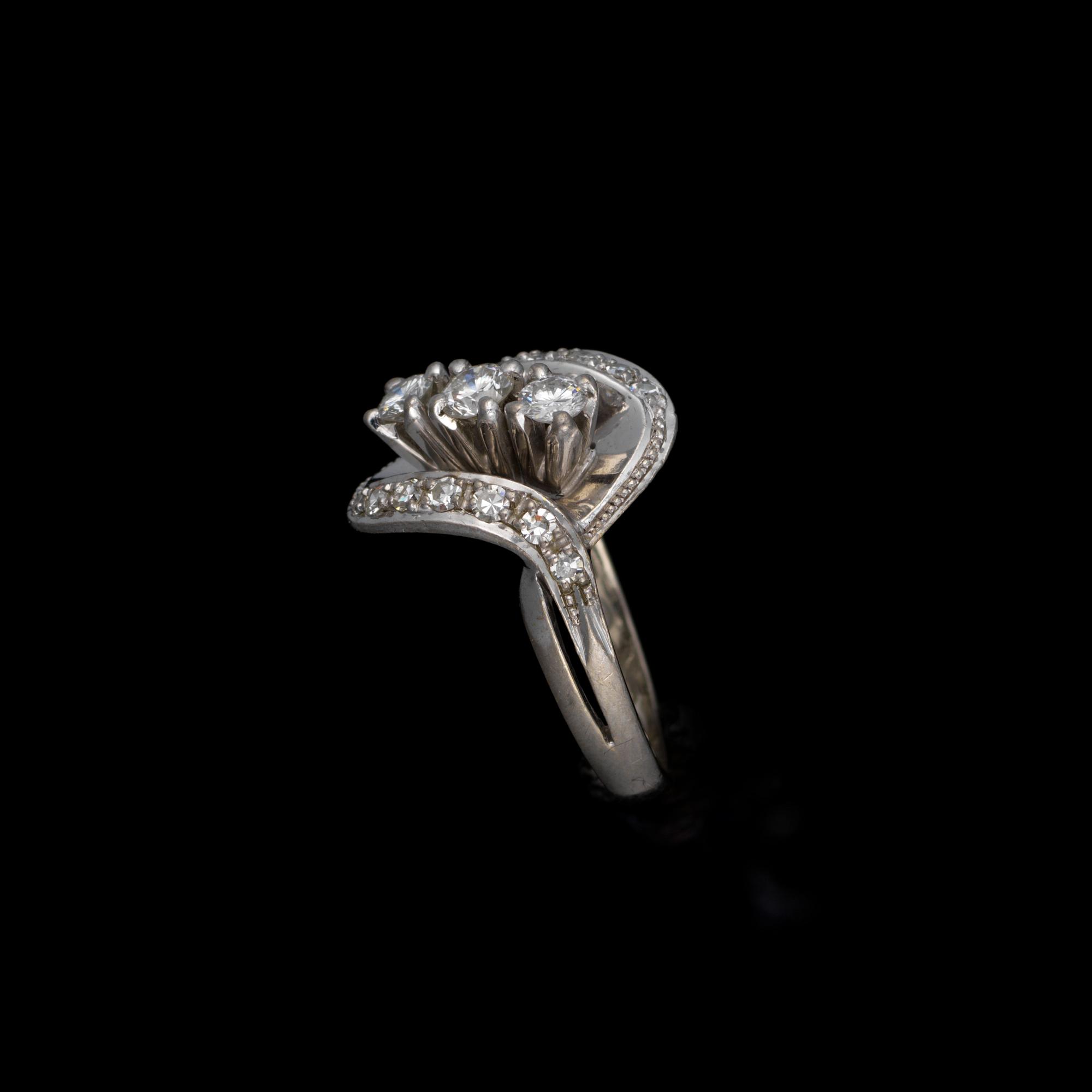 RING, 18K vitguld, diamanter. Oskar Lindroos, Helsingfors. Vikt ca 8,6 g.