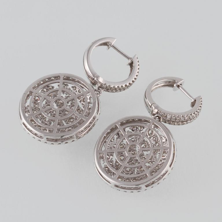 ÖRHÄNGEN, 18K vitguld med 258 briljantslipade diamanter 3.42 ct. Vikt 9,9 gram.