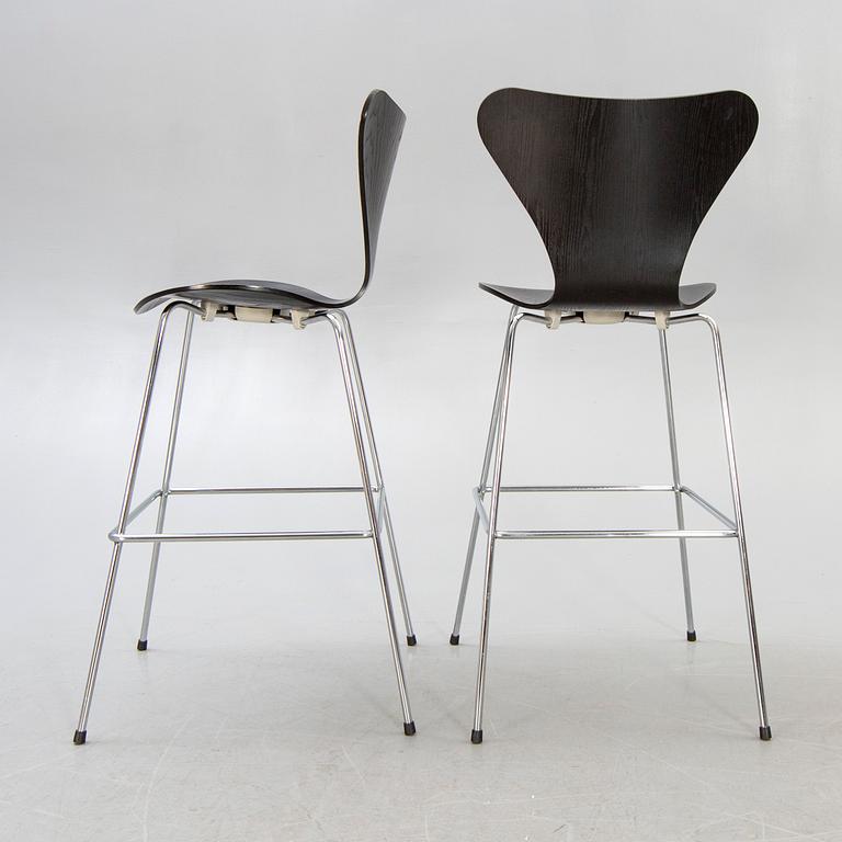 Arne Jacobsen, barstolar, ett par, "Sjuan", Fritz Hansen, 2000-tal.