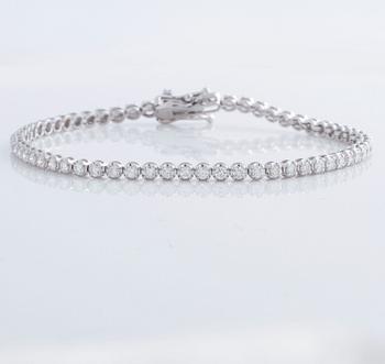 A ca 2.00 cts brilliant cut diamond bracelet.