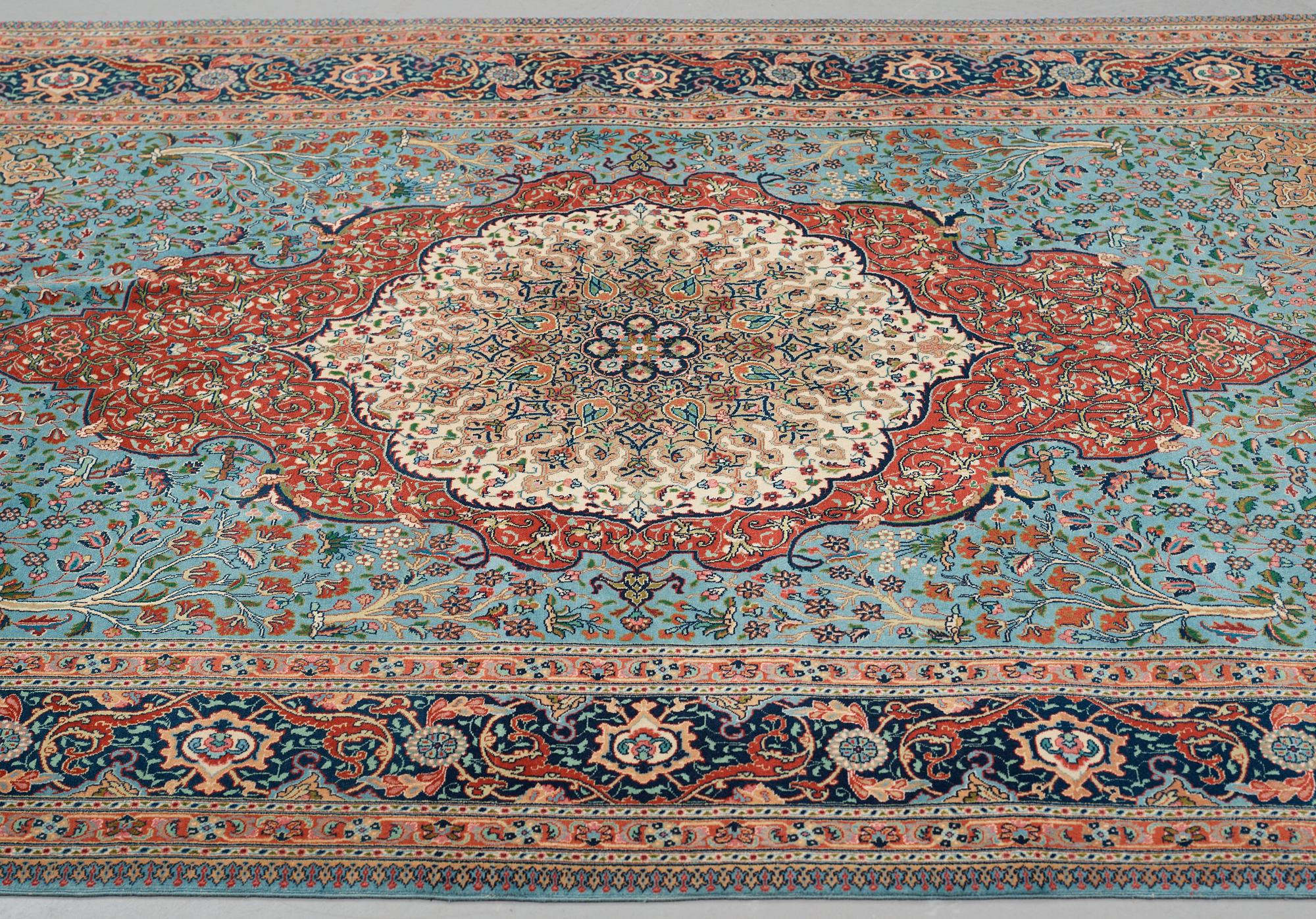 Matta, old Täbris, ca 263,5-266 x 165,5-169,5 cm (samt kortsidorna med 1-1,5 cm blå- och terrakottarandig slätväv).