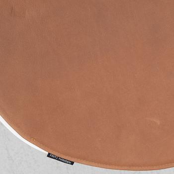 Arne Jacobsen, six chairs, "The Seven", Fritz Hansen, 2018.