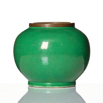 An apple green ge glazed jar, Qing dynasty, presumably 18th Century.