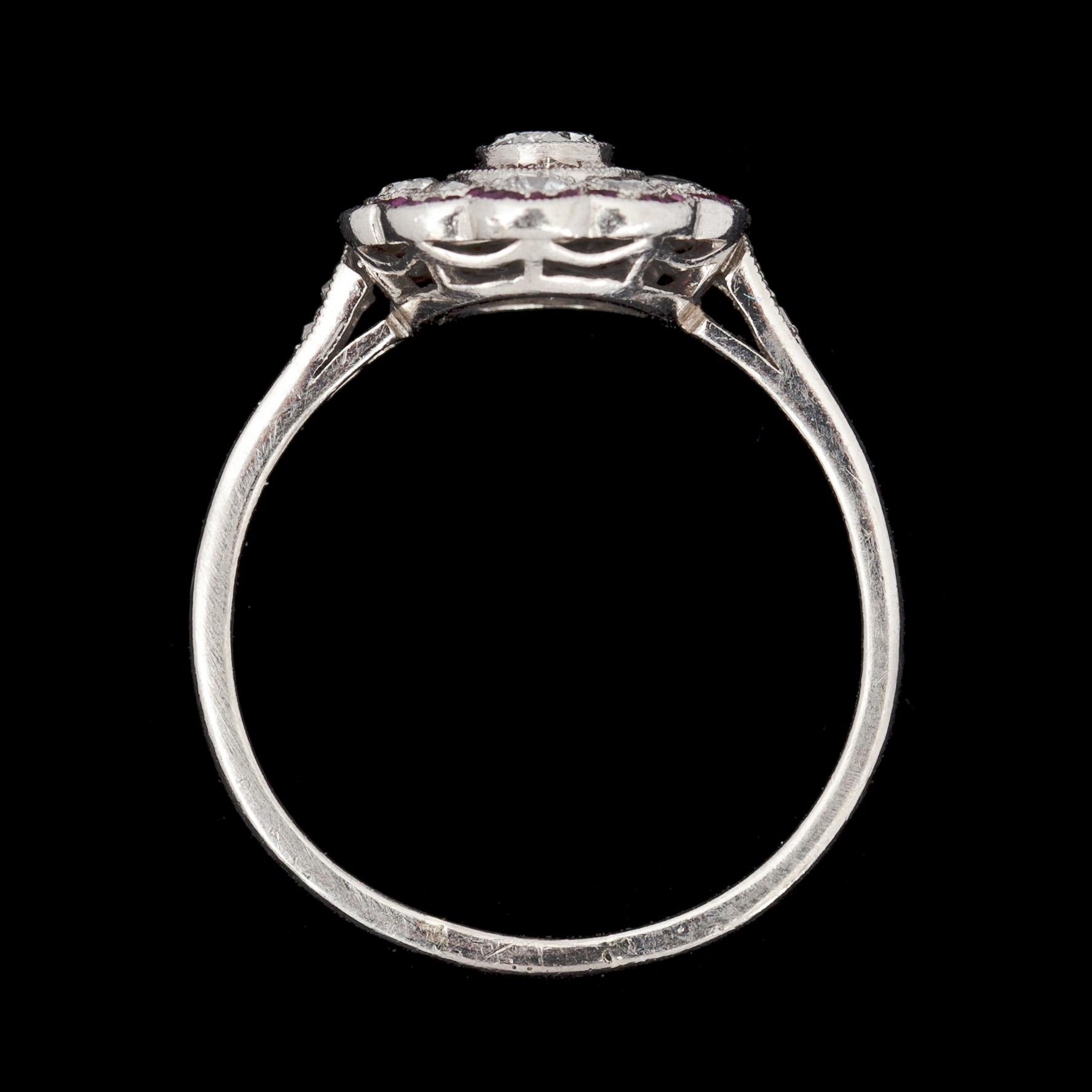 RING, platina besatt med briliantslipade diamanter tot ca 0,56 ct och små rubiner, 1900-talets mitt. Vikt ca 3,8 g.