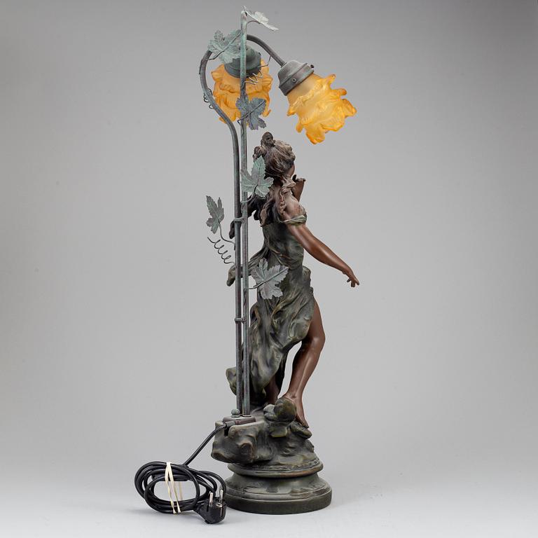 An Art Nouveau style table lamp.