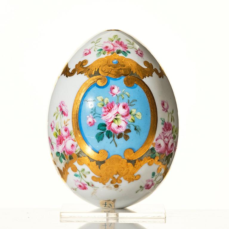 Ägg, porslin. 1800-tal, troligen Kejserliga porslinsmanufakturen, St Petersburg.