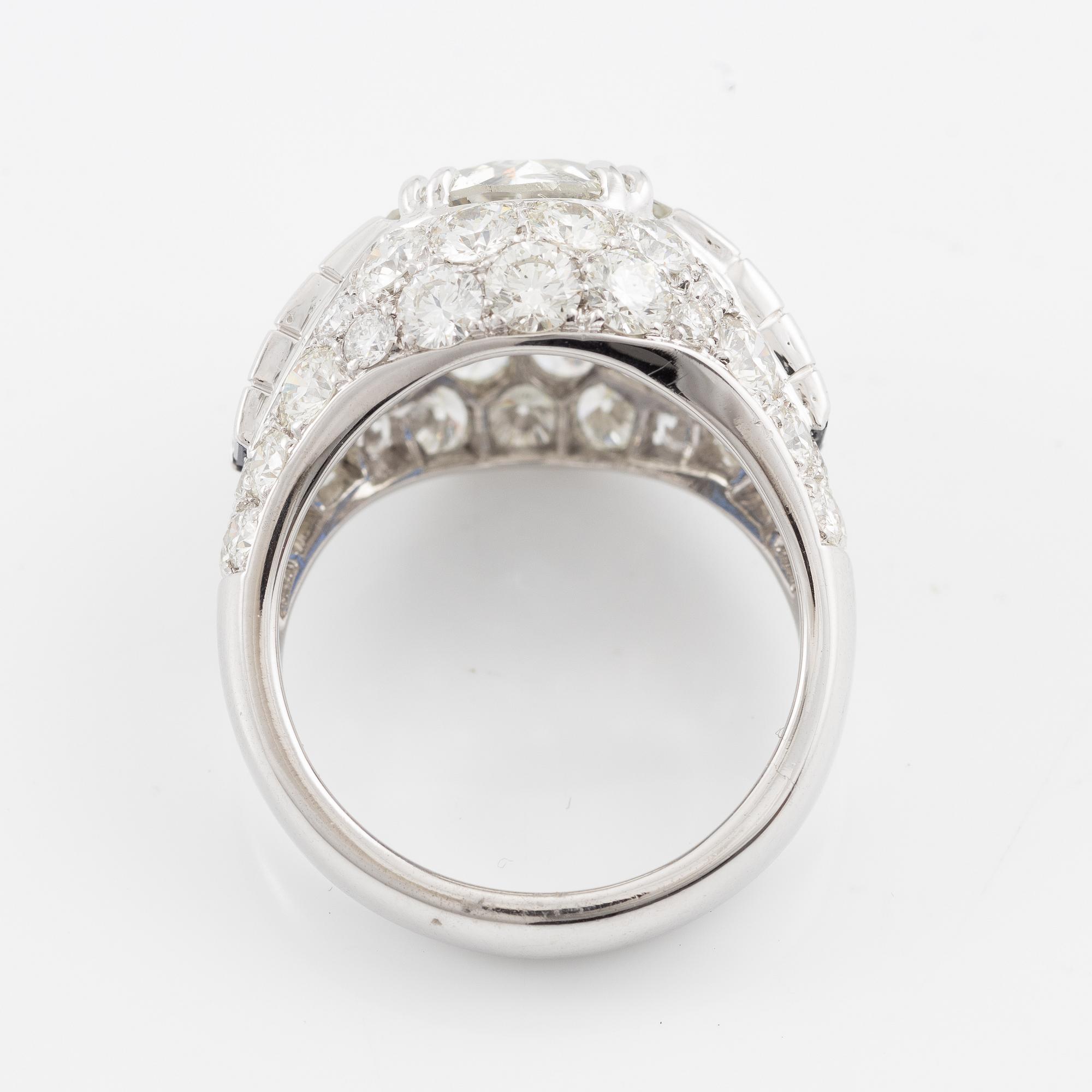 A ring 18K white gold set with an old-cut diamond.