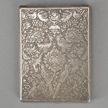 CIGARETTETUIER, 2 st, silver, bl.a. England, 1900-tal. Vikt ca 364 gram.