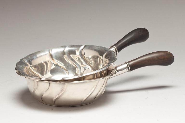 KAROTTER, ett par, silver. G.A. Dahlgren, den ena 1911. Total vikt ca 812 g.