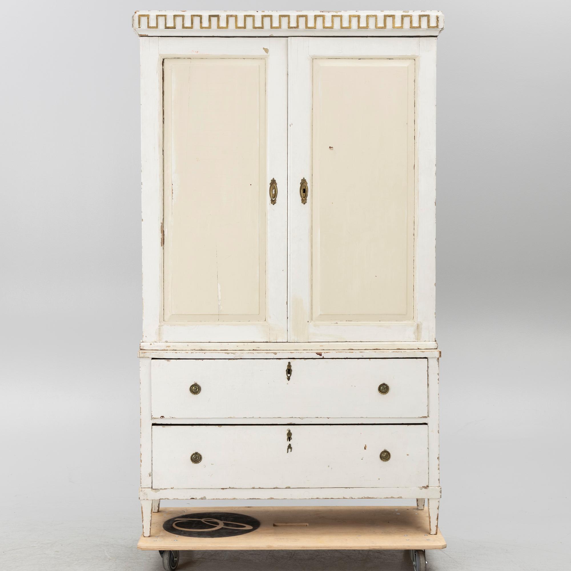 Skåp, sengustavianskt, 1800-talets början.