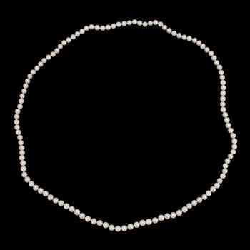 PÄRLCOLLIER, vita odlade sötvattenspärlor, diam. ca 10 mm.