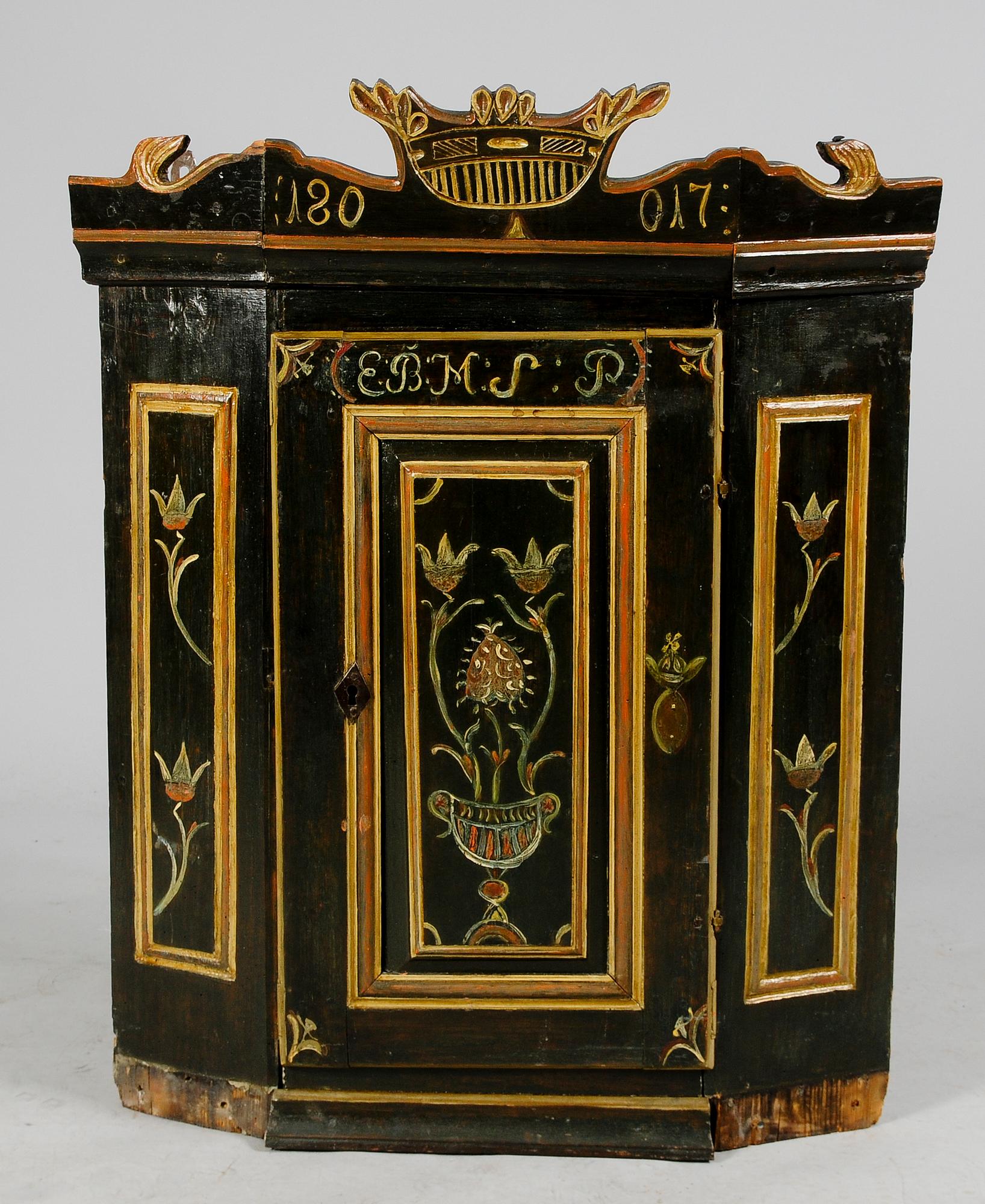 HÖRNHÄNGSKÅP, allmoge, dat 1817.