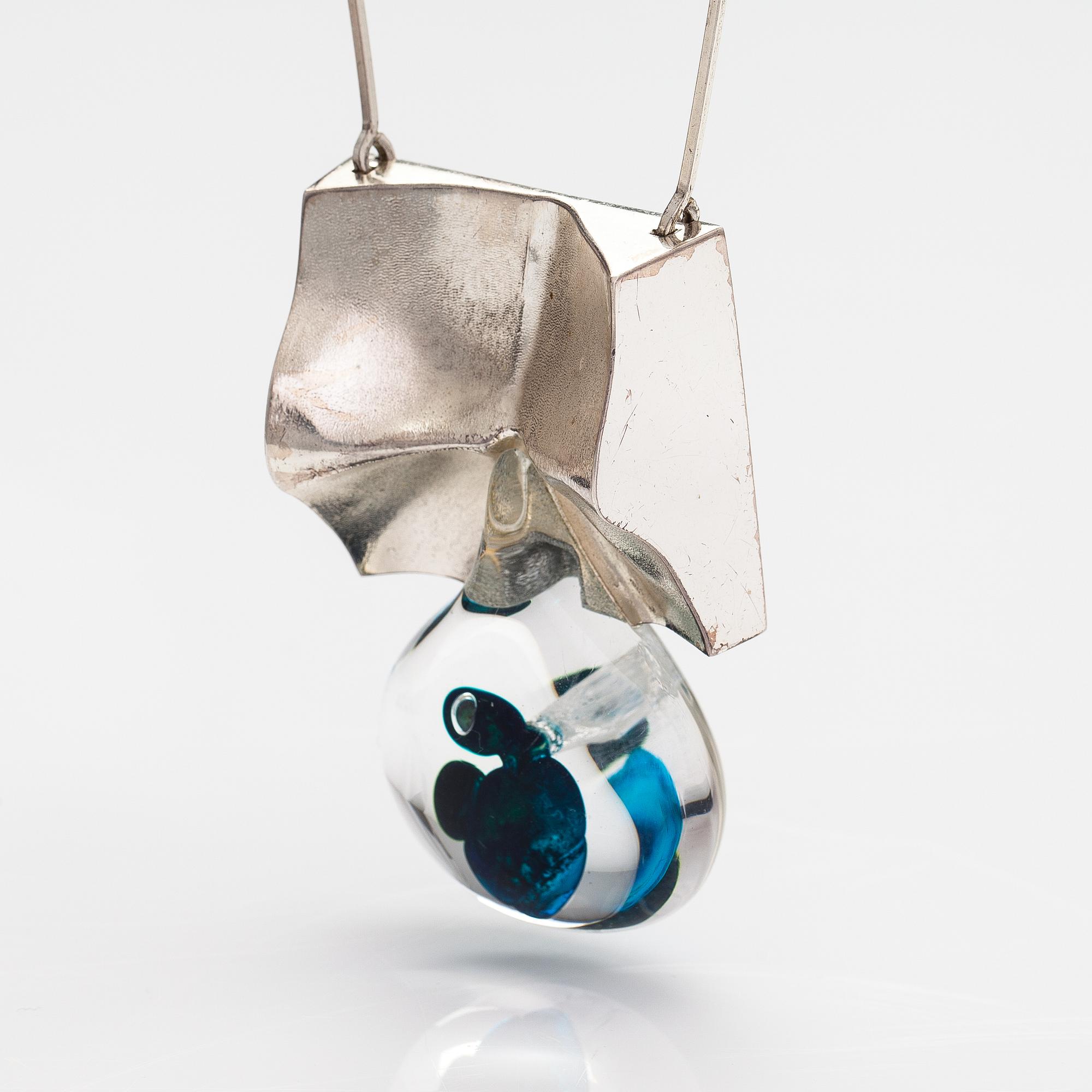 Björn Weckström, Halsband "Big drop", sterlingsilver och akryl. Lapponia 1973.