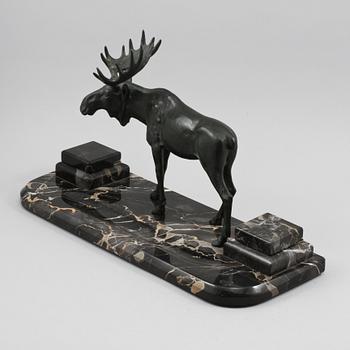 SKRIVBORDSUPPSATS, 5 delar, sten och patinerad metall, 1900-talets första hälft.