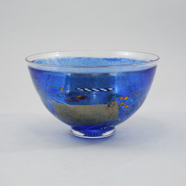 FLASKOR, 2 st, VAS samt SKÅL, glas, Bertil Vallien, Kosta Boda, två signerade delar.