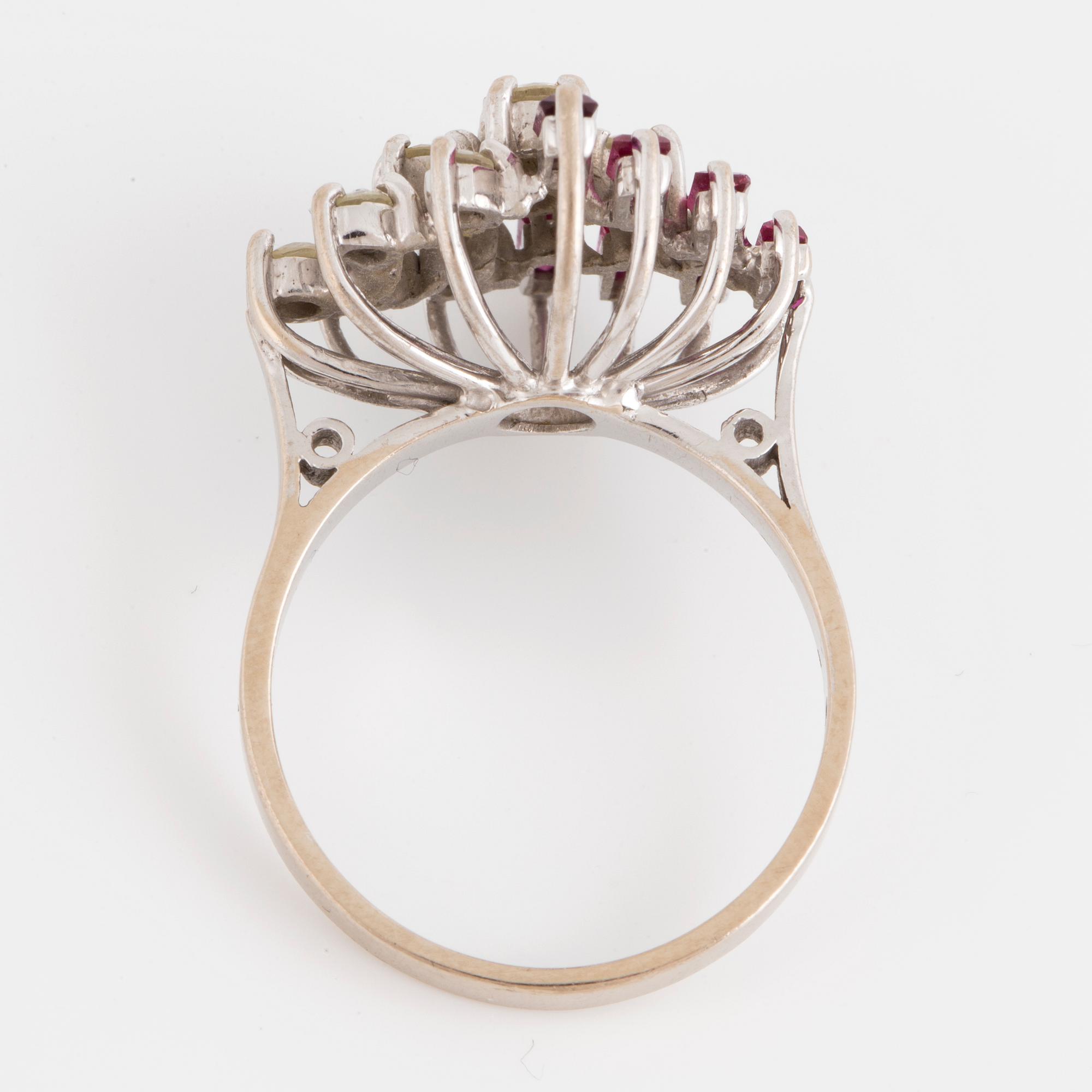 An 18K white gold ring with rubies and brilliant-cut diamonds.