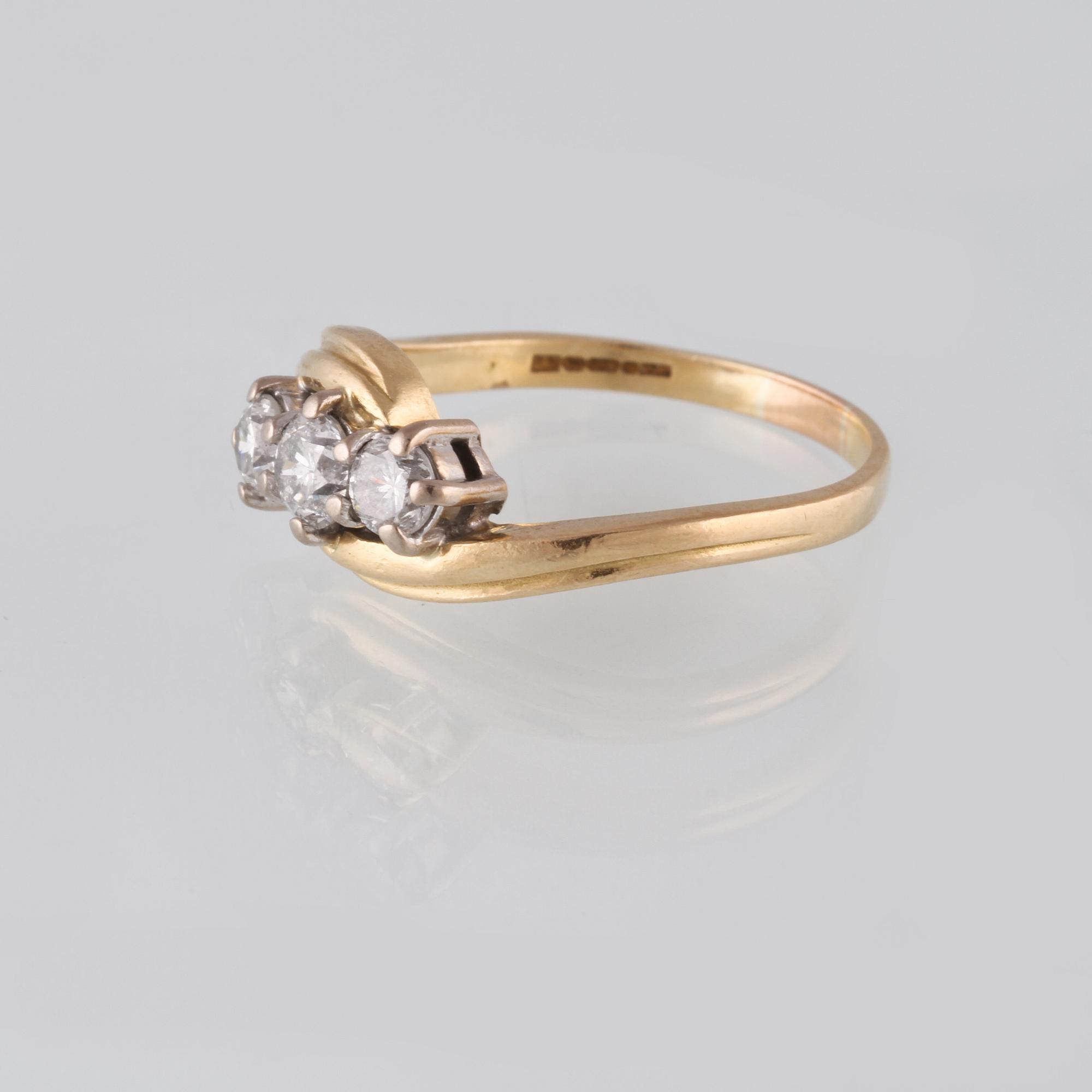 RING, 18K guld med 3 briljantslipade diamanter, totalt ca 0.75 ct. Vikt 4,1 gram.