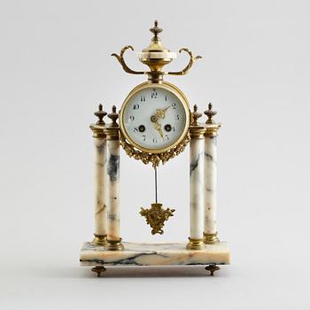 BORDSPENDYL, mässing och marmor, gustaviansk stil, 1900-talets första hälft.