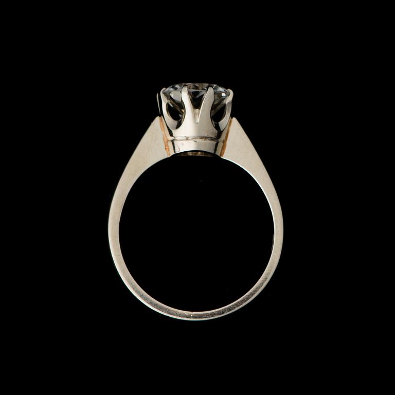 A RING, brilliant cut diamond, 18K white gold. Simo Tamminen, Tampere Finland 1984.