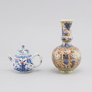 A porcelain tea pot and vase from China, 18th century.