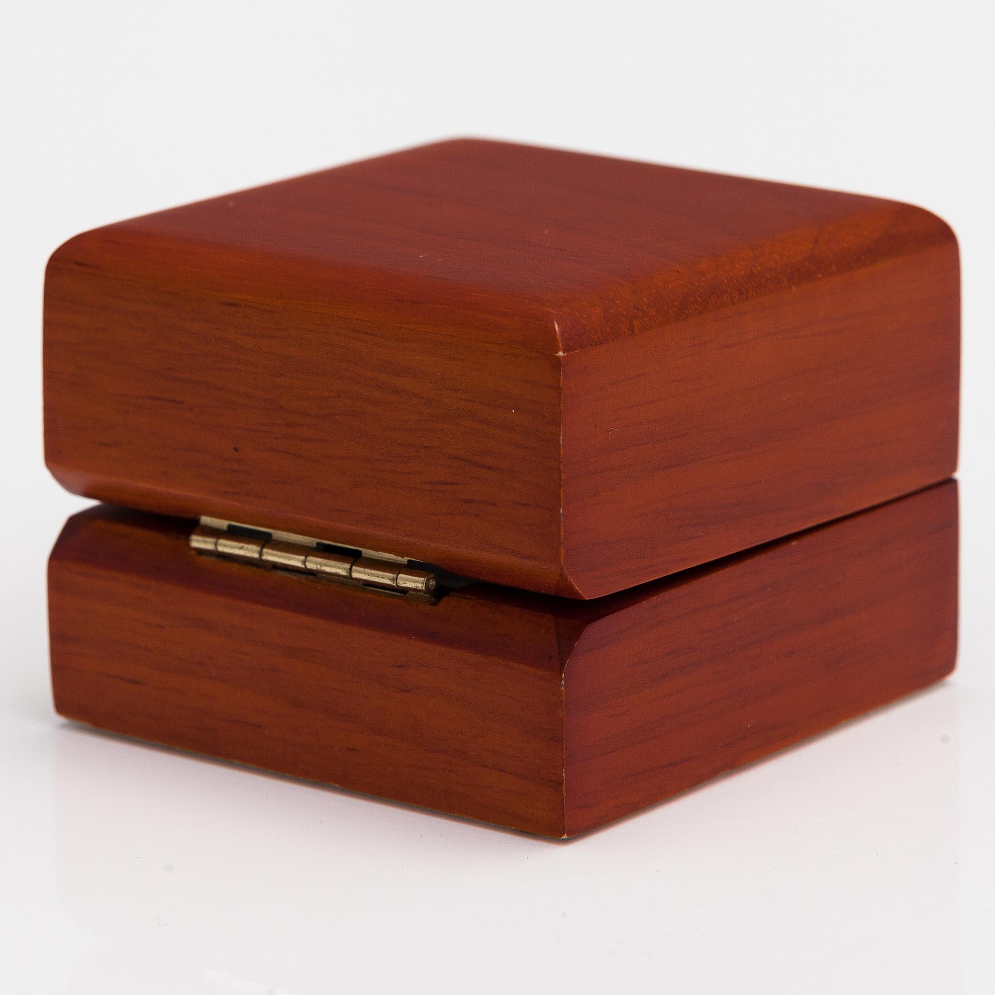 SORMUS, 14K kultaa, timantteja n. 0.50 ct yht. Mallikoru, Helsinki 2006.