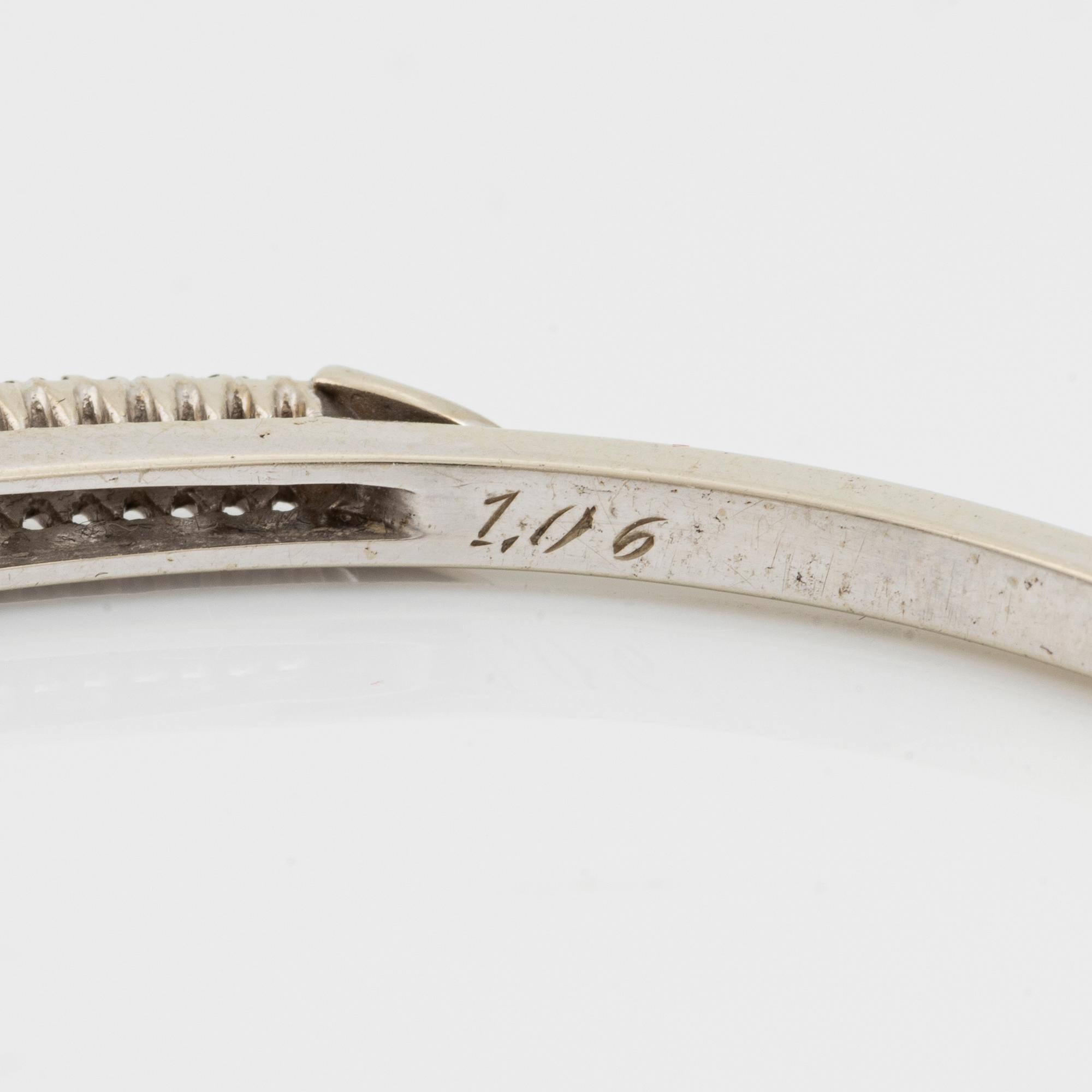18K white gold bangle with round brilliant-cut diamonds.