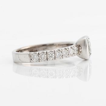 Ring in 14K gold with a princess cut diamond and round brilliant cut diamonds.