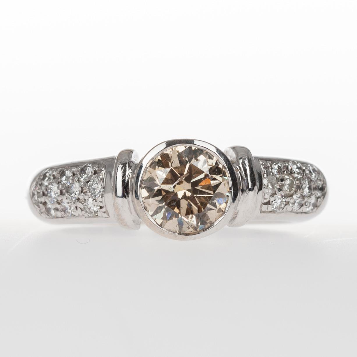 RING, vitguld 18K, briljantslipade diamanter. Mittstenen 1,21 ct, sidostenar tot. 0,30 ct. Vikt 9,9 g.